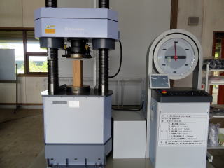 大断面材圧縮試験機