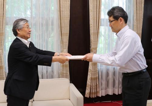 池ノ上学長から答申を受け取る知事の写真