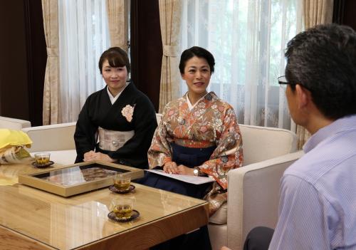 今井氏、藤間氏と知事の歓談の様子の写真