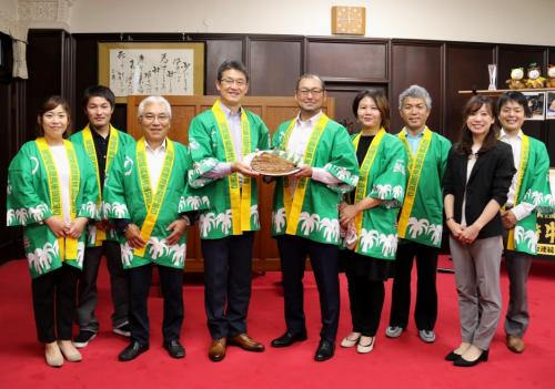 養鰻漁業協同組合の皆さんと知事の集合写真