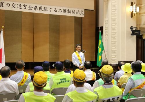 夏の交通安全県民総ぐるみ運動開始式で挨拶する河野知事の写真