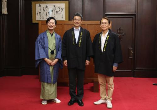 周防正行監督、片岡一郎活動弁士、河野知事の集合写真