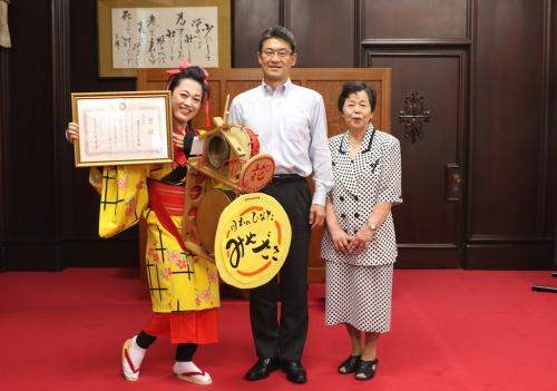 宮崎花ふぶき一座の皆さんと知事の記念写真