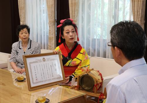 花ふぶき一座の宮田わかな座長と知事が歓談する様子の写真