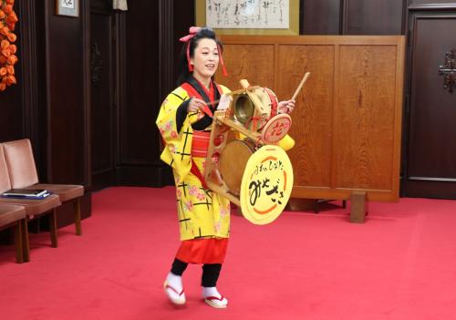 チンドンを披露する宮田わかな座長の写真