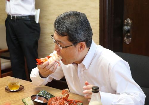 伊勢えび料理を試食する河野知事の写真