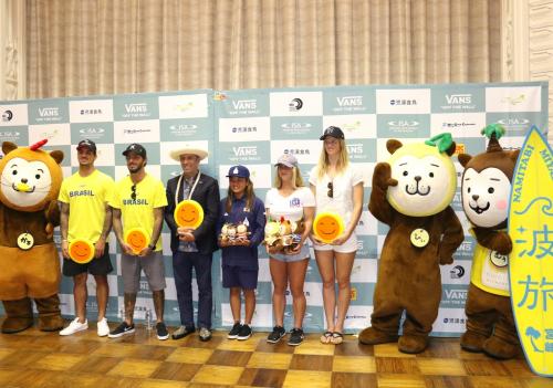 国際サーフィン連盟会長、参加選手、みやざき犬の集合写真