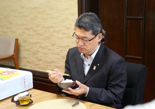 えびの米を試食する河野知事の写真