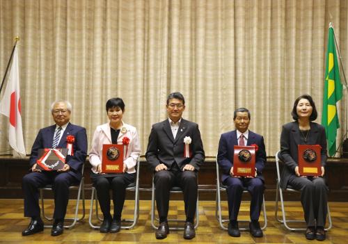 みやざきシニアパワー章授与式参加者の皆さんと河野知事の集合写真