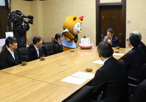 商品を試食する河野知事の写真