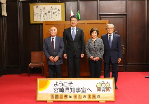 ブラジル宮崎県人会の皆さんと河野知事の集合写真