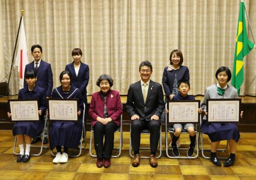 「少年の日」ポスターコンクール表彰者と知事の集合写真