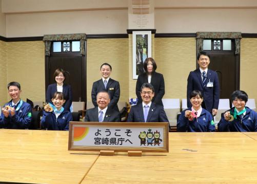 技能五輪全国大会等入賞者の皆さんと知事の集合写真