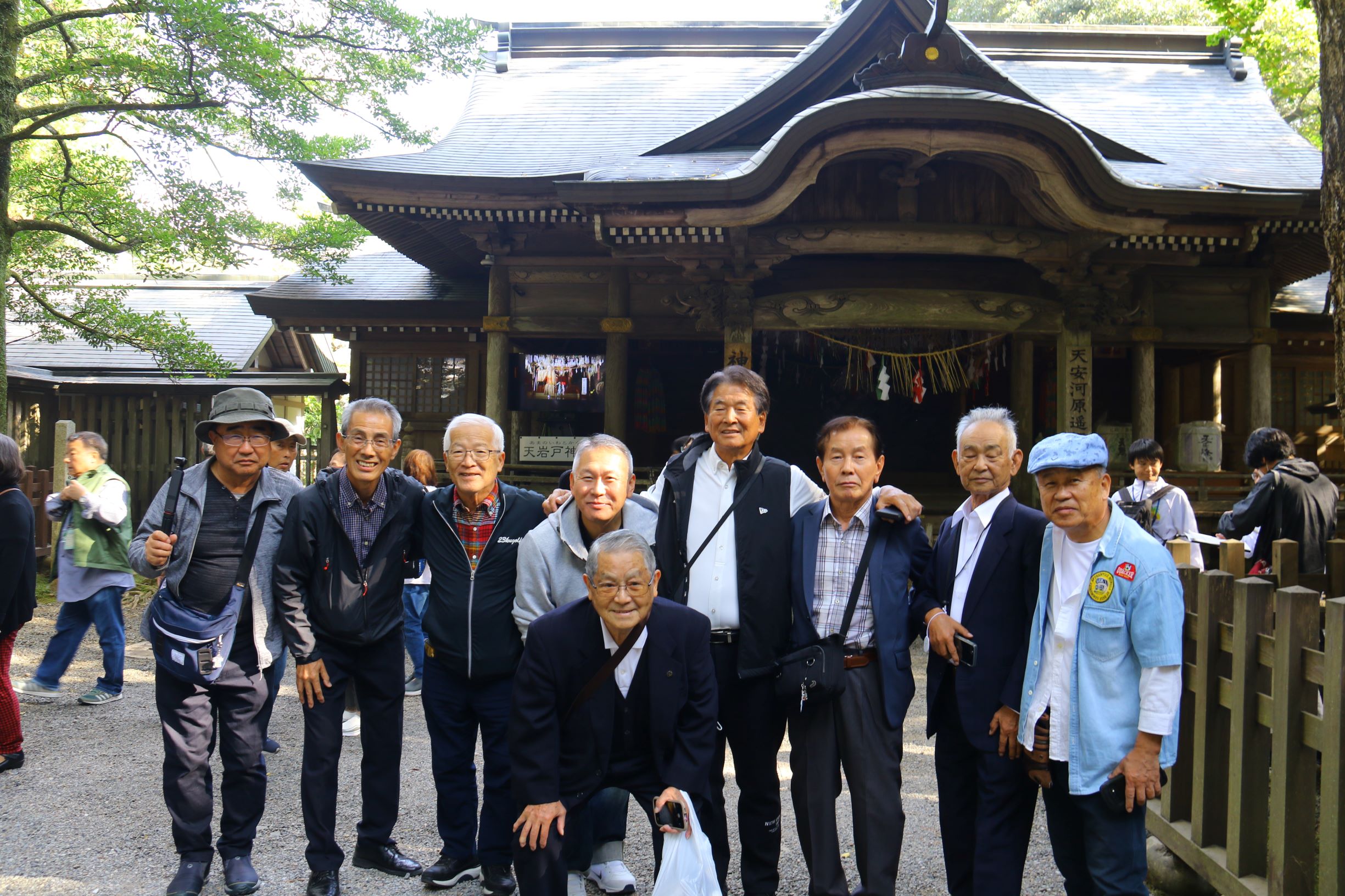 天岩戸神社でツアー参加者と一緒にハイチーズ！