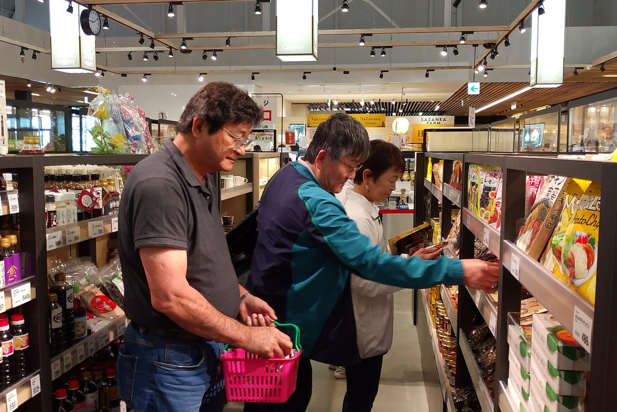 まずは、物産・交流・観光・防災の4つの機能を備えた「道の駅」都城NiQLLで特産品のお買い物！