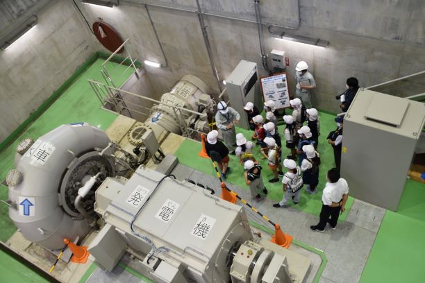 水車・発電機見学様子