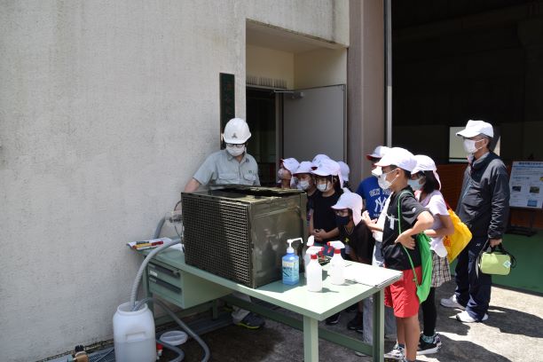 水車・発電機模型の実演様子